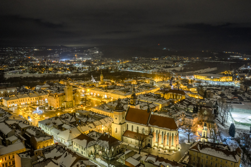 bazylika-i-stare-miasto-ujecie-nocne-z-drona