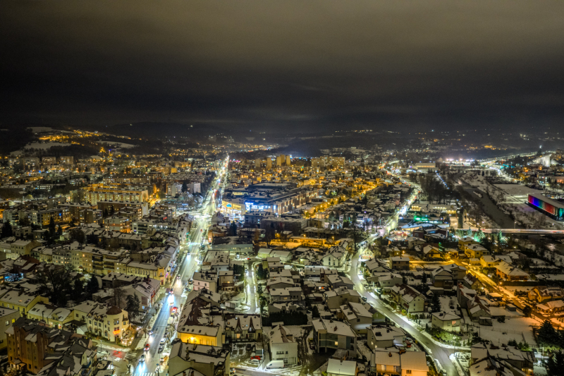 nocne-foto-z-drona-wzdluz-lwowskiej-w-kierunku-gorlic