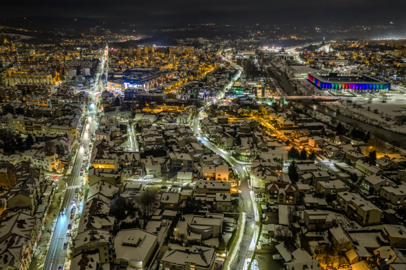 nocne-zdjecie-z-wysoka-na-sandecje-i-trzy-korony