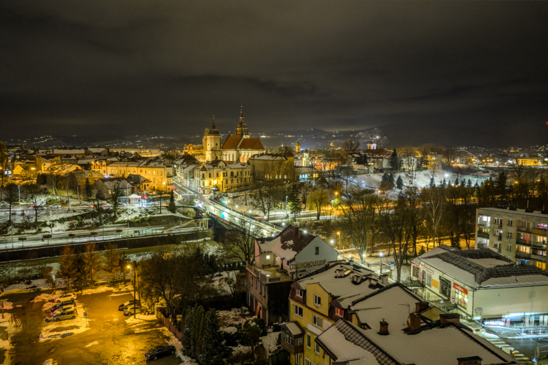 nocny-widok-z-drona-na-stare-miasto-nowy-sacz-znad-lwowskiej
