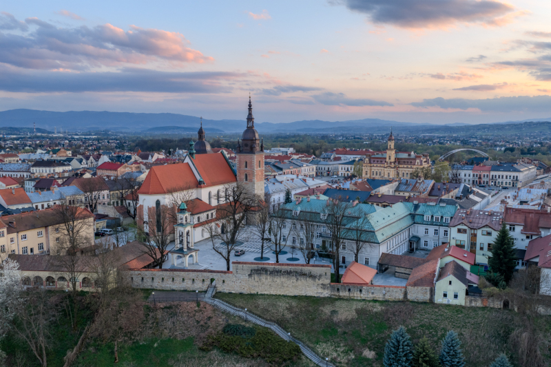 bazylika-i-ratusz-z-dronoa