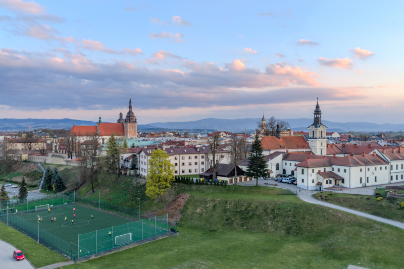 klaszto-jezuitow-i-bazylika-w-noym-saczu-z-drona