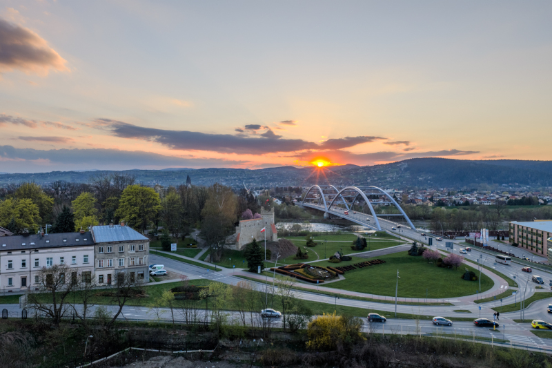 ruiny-zamku-i-most-pilsudskiego-podczas-zachodu-slonca