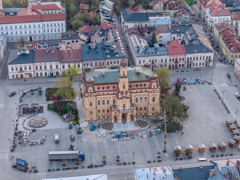 sadecki-ratusz-po-remoncie-z-drona