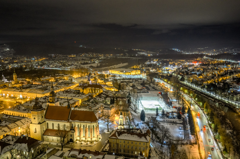 bazyilka-i-rzeka-kamienica-noca-z-drona