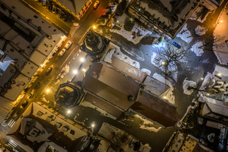 fotografia-bazyliki-w-nocy-pionowo-z-gory