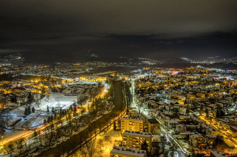 fotografia-nocna-znad-kamienicy-w-kierunku-korala