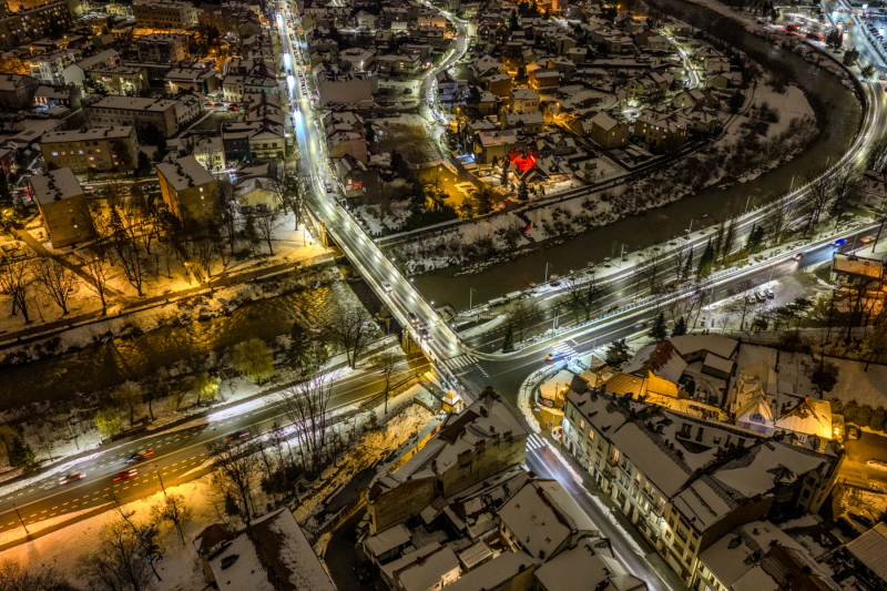 most-na-kamienicy-sfotografowany-dronem-znad-starego-miasta