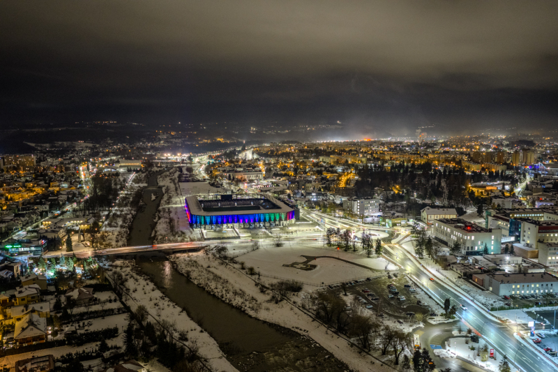 nocne-ujecie-stadionu-sandecji-znad-kamienicy