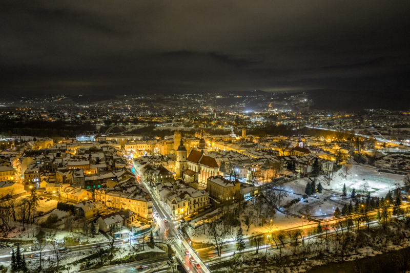 nocne-zdjecie-z-drona-starego-miasta-w-nowym-saczu