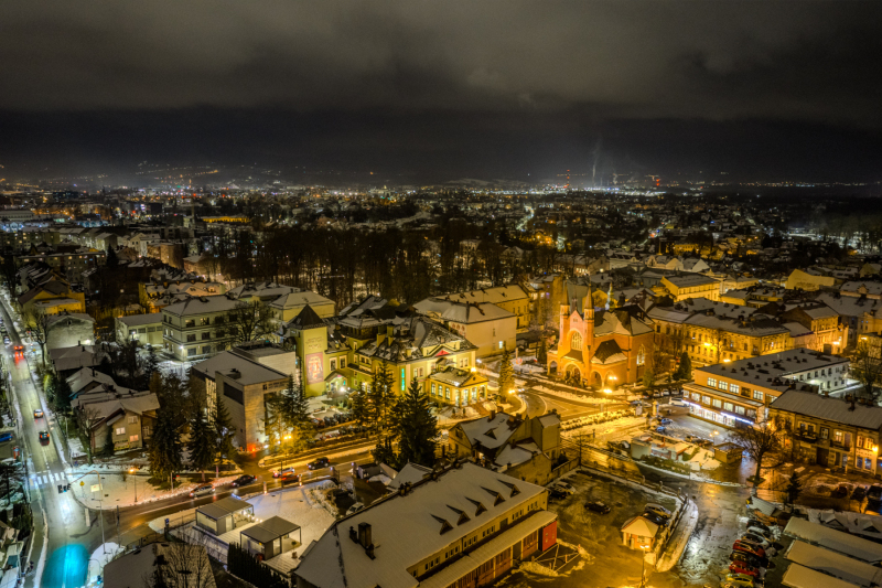 nocne-zdjecie-z-drona-towarzystwa-sokol