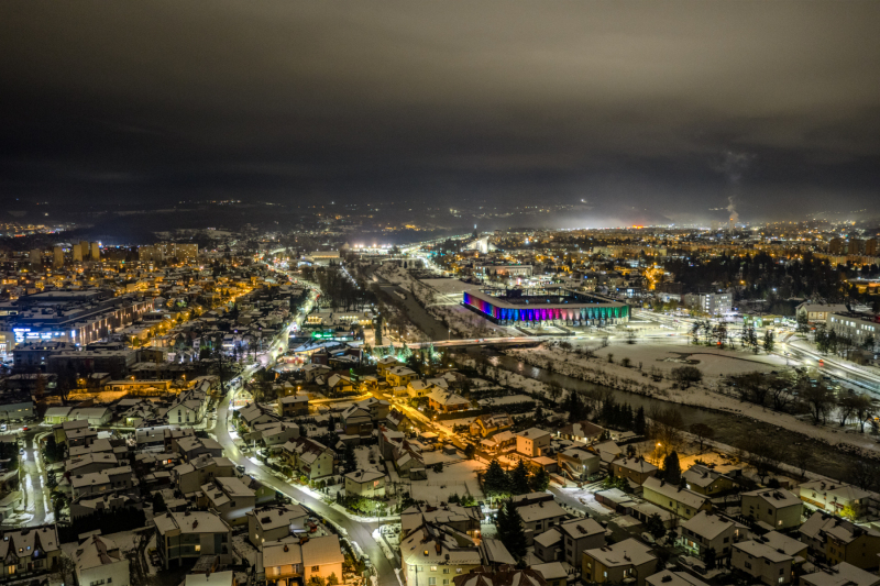 satdion-sandecji-widziany-noca-znad-mostu-na-kamienicy-na-lwowskiej