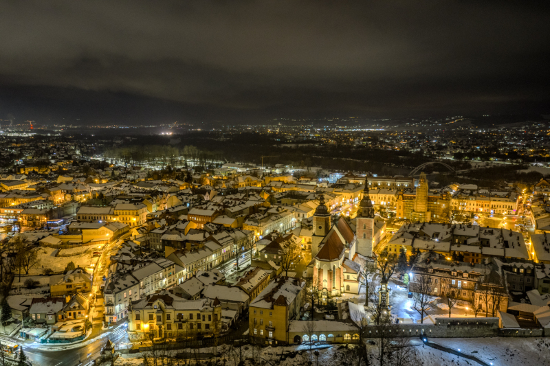 widok-z-drona-na-bazylike-od-strony-rzeki