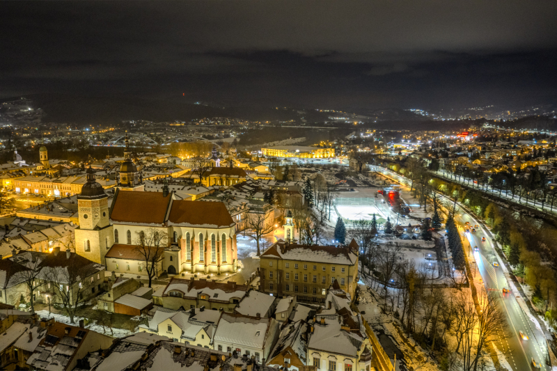 zdjecie-nocne-z-drona-bazyliki-i-fabryki-koral