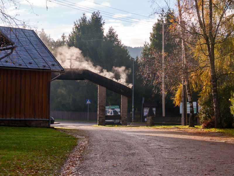 parujaca-brama-wjazdowa