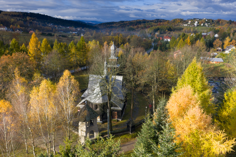 zdjęcia z drona kościoła w ptaszkowej