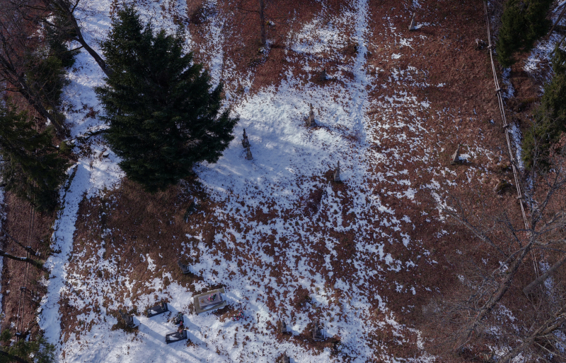 zdjecie-z-lotu-ptaka-cmentarza-wsi-czarna