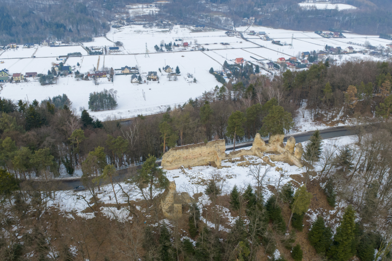 Zamek-grony-w-roznowie-na-zdjeciu-z-drona