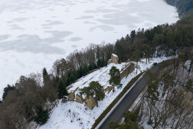 ruiny-zamku-gornego-zamarzniete-jezioro-roznowskie