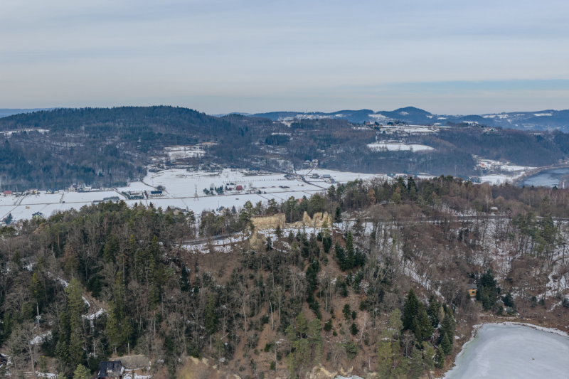 zamek-gorny-nad-jeziorem-roznowskim-i-panorama-gor