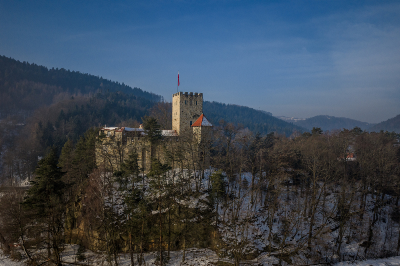 Tropsztyn-ujecie-z-drona-podczas-wschodu-slonca