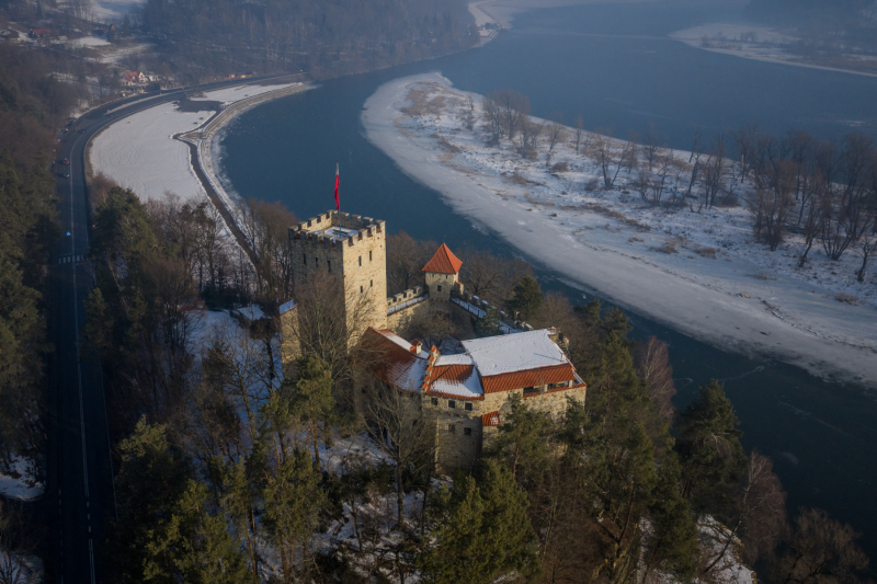 Tropsztyn-z-drona-i-wyspa-na-jeziorze-czchowskim