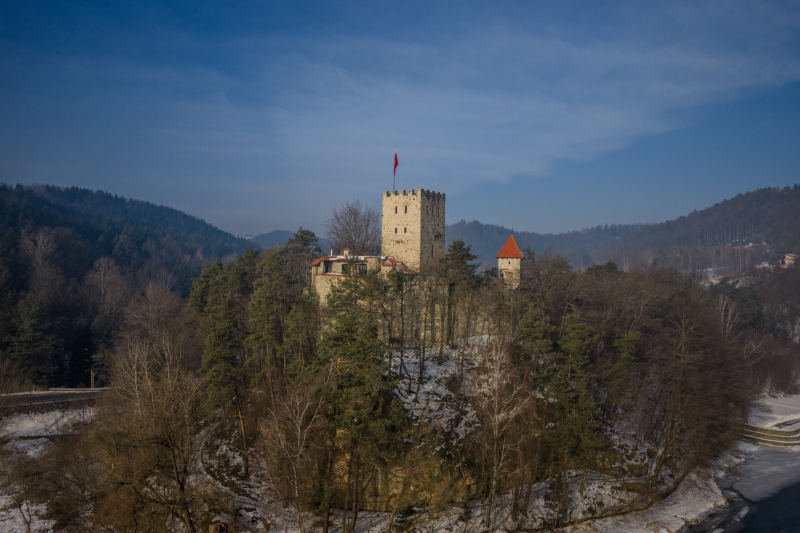 centralne-ujecie-zamku-Tropsztyn-z-drona