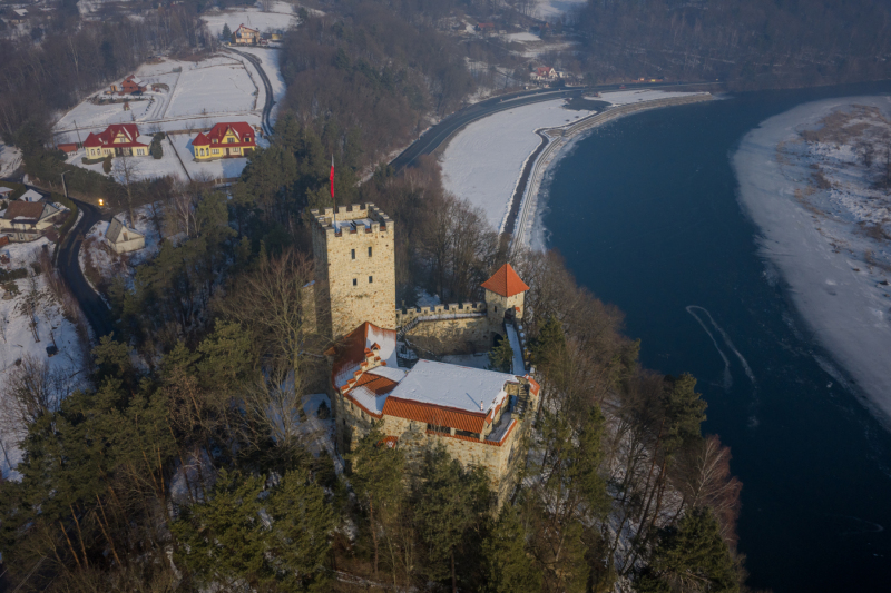 zamek-Tropsztyn-fotografia-z-drona-w-kierunku-Czchowa