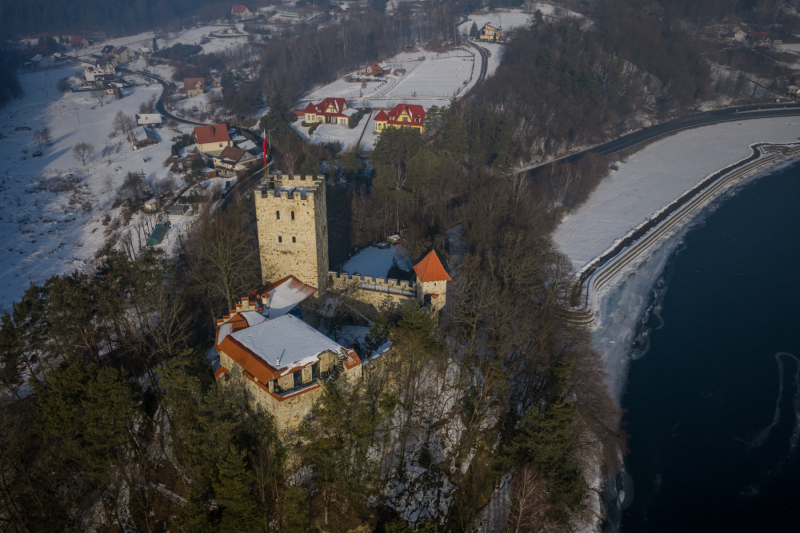 zamek-Tropsztyn-i-widok-na-parking