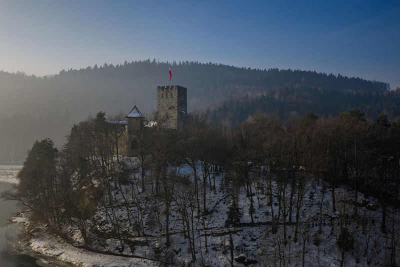 zamek-Tropsztyn-od-strony-jeziora-Czchowskiego