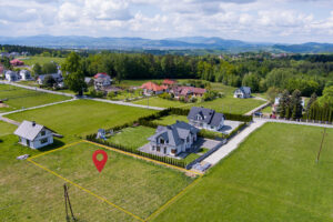 zdjęcie działki z drona z zaznaczeniem obrysu