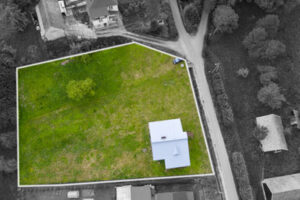 działka z góry - zaznaczenie obrysu naniesione na fotografię dronową