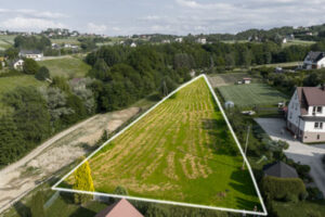 zaznaczenie działki na zdjęciu z drona do ogłoszenia