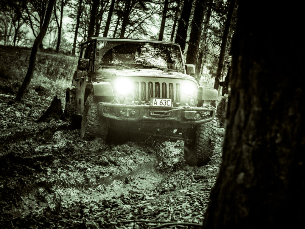 jeep w terenie