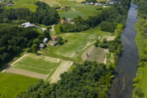 przykład jak zdjęcie z drona pokazuje otoczenie działki na sprzedaż