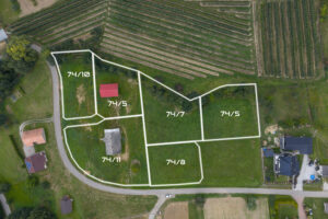 przykład fotografii z lotu ptaka nad gruntami inwestycyjnymi z zaznaczonym podziałem na konkretne działki