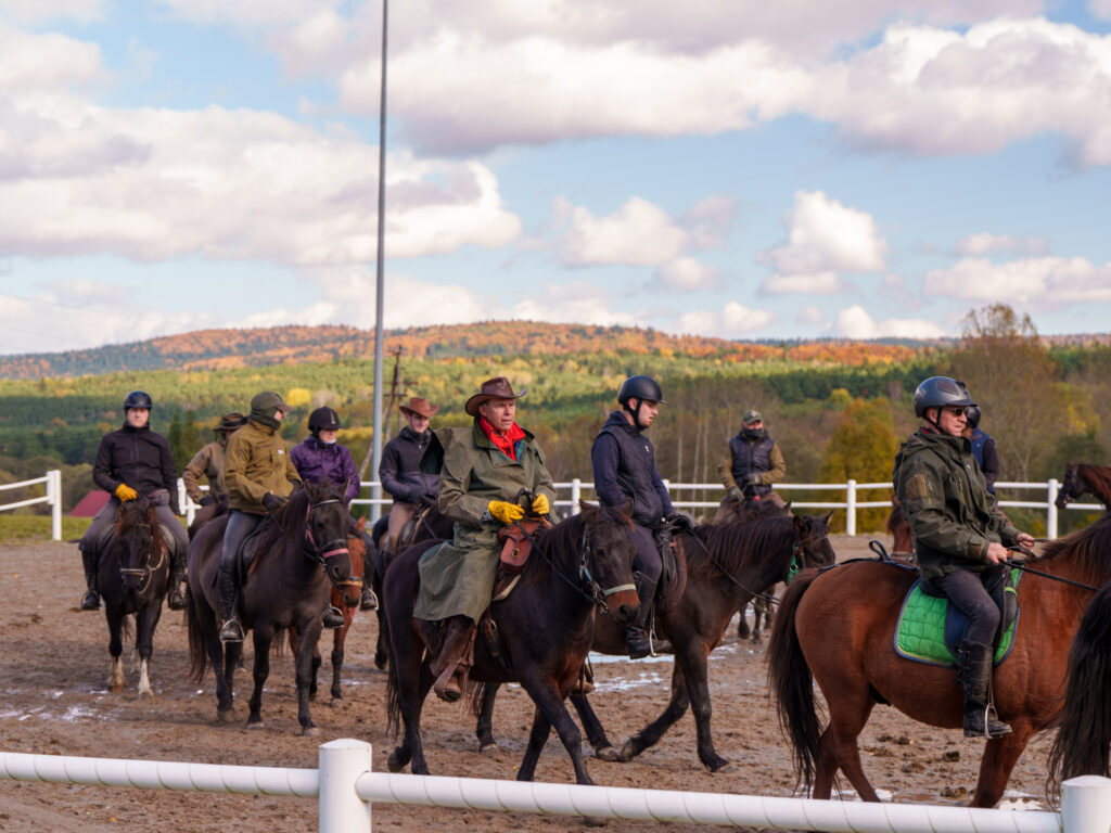 jeźdźcy podczas dnia koniarza