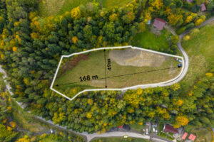 zdjęcia z drona działki z zaznaczeniem obrysu i wymiarami w terenie