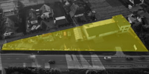 ujęcie z drona zaznaczające działkę kolorem