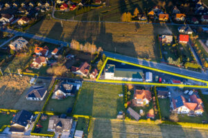 fotografia z wysoka z zaznaczeniem granic działki i walorów otoczenia