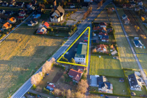 ujęcie z zaznaczeniem granic z ostrego kąta na zdjęciu z drona