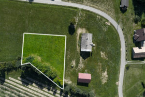 kolejny przykład jak można wyróżnić interesująca działkę na zdjęciu z drona całości gruntów