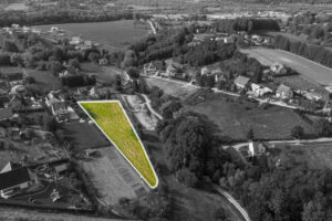 tak można zaznaczyć interesującą działkę na zdjeciu z drona żeby ją uwidocznić dla potencjalnego nabywcy