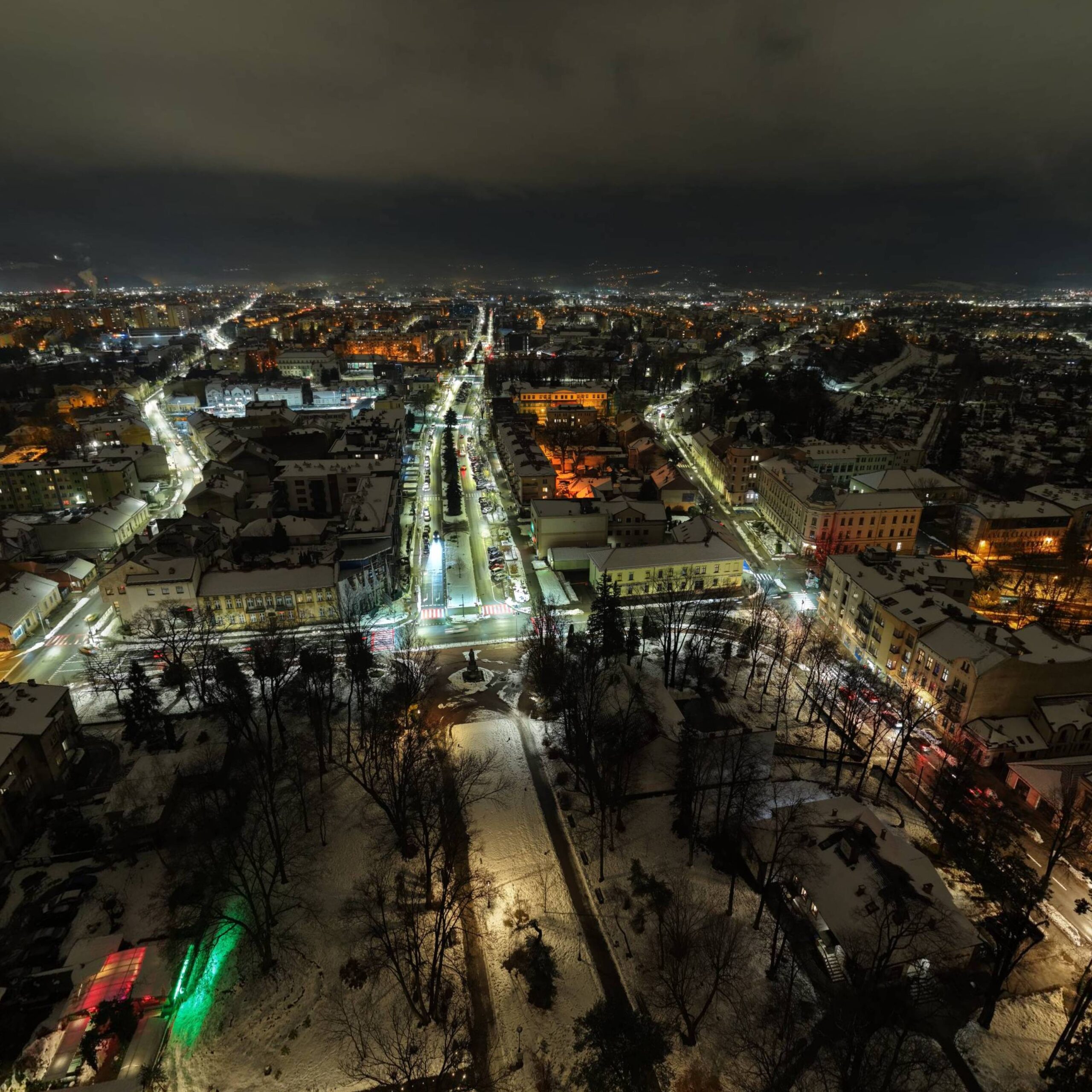 wycinek prezentujący kawałek panoramy sferycznej wykonanej noca nad Nowym Sączem z drona