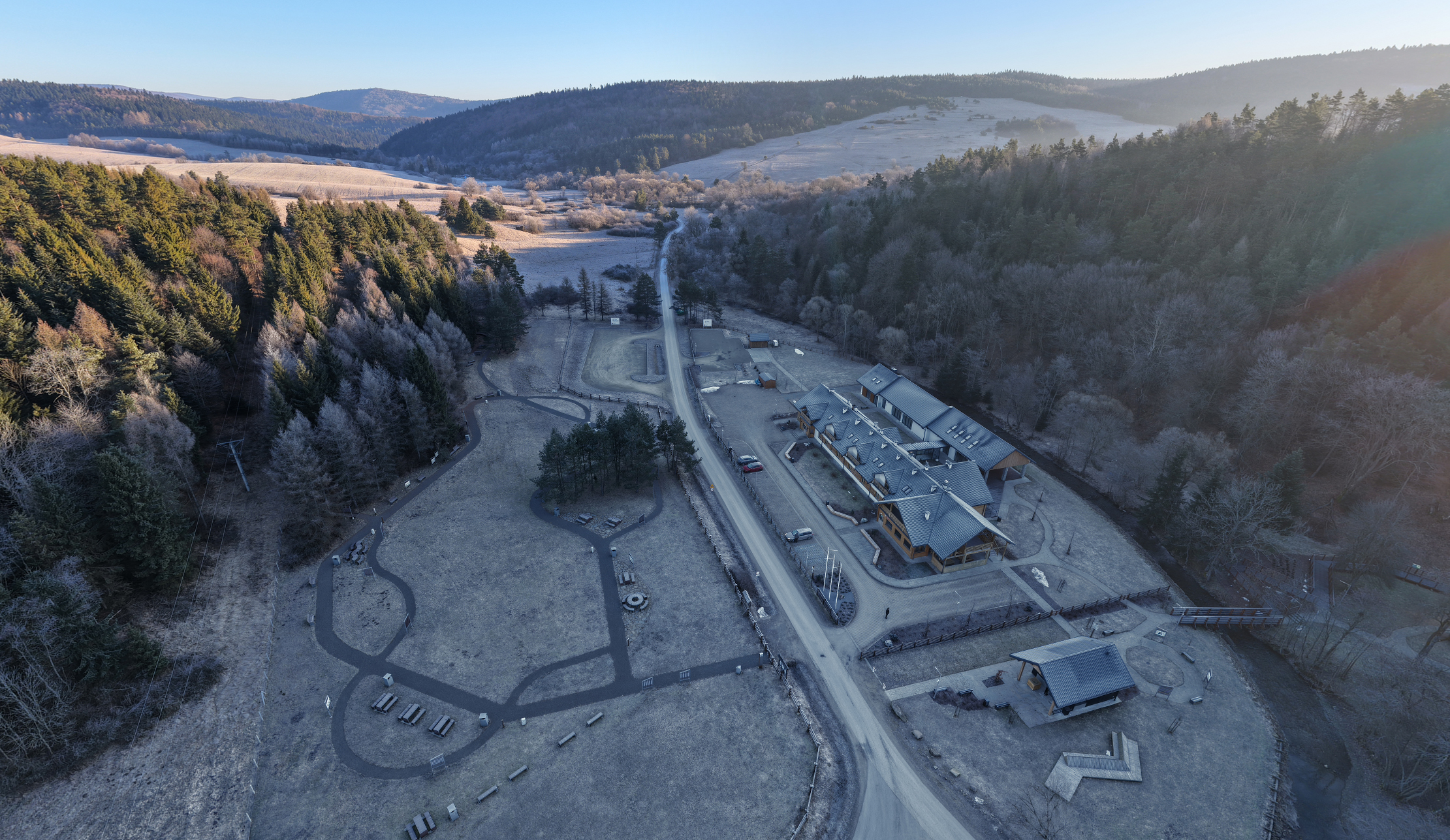 Zdjęcie z drona przedstawiaj ace OSW Radocyna nad Wisłoką w dolinie Beskidu Niskiego