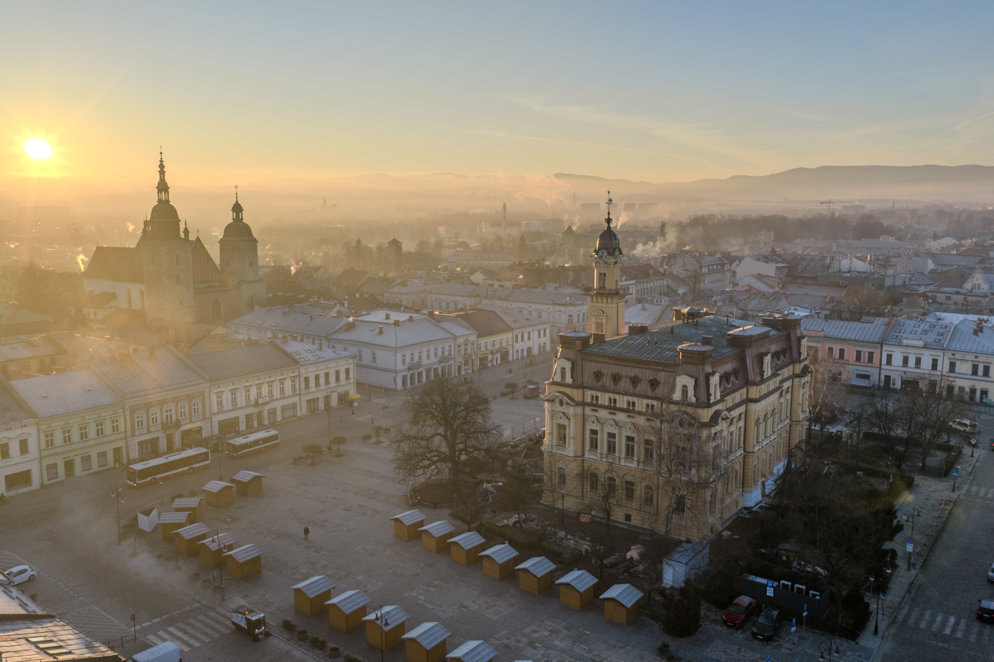 widok z lotu ptaka na rynek, ratusz i bazylikę w Nowym Sączu - zdjęcie z drona pokazuje układ starego miasta
