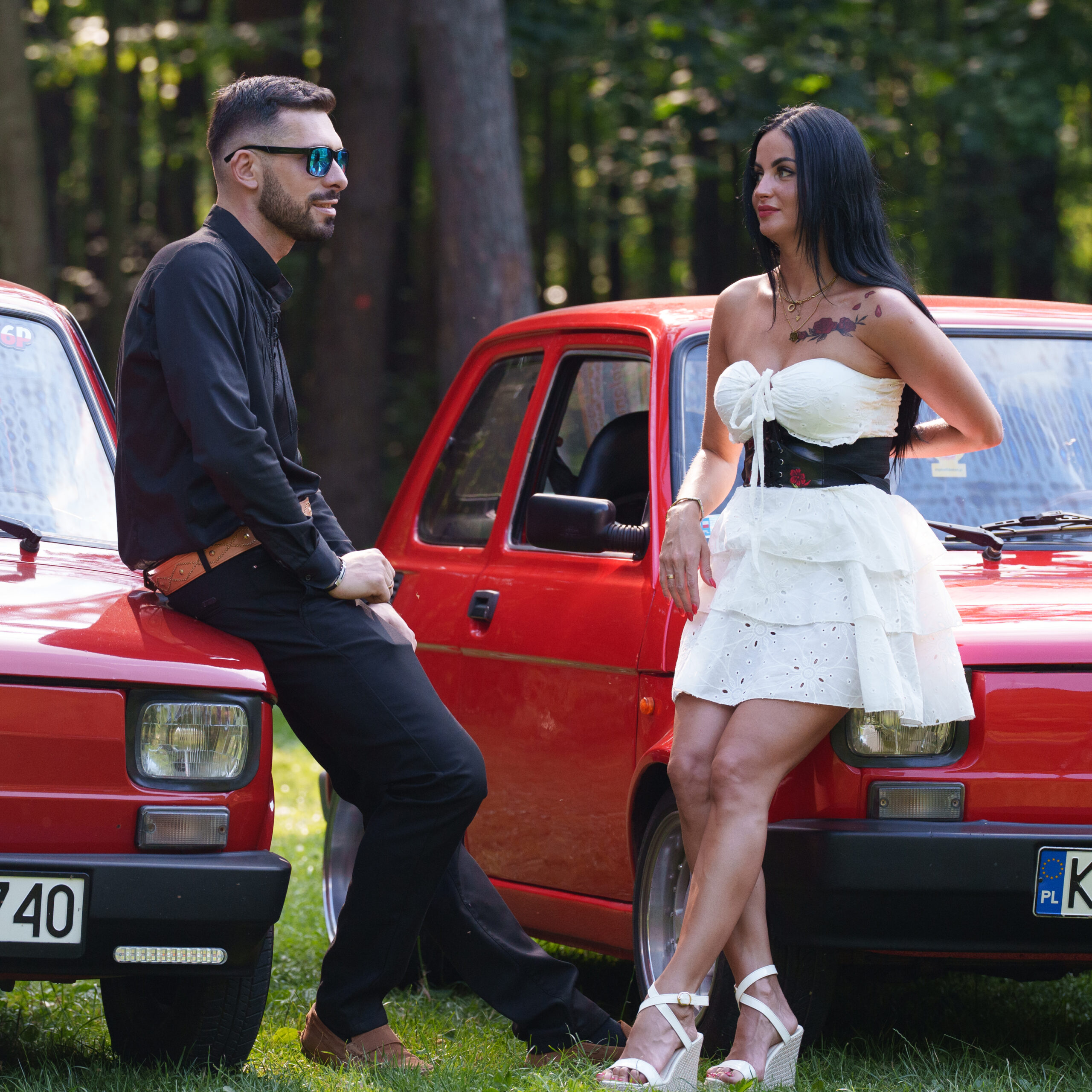 chwila przerwy w pracy: Natalia Lebda i Czarny Góral na tle maluchów 126p