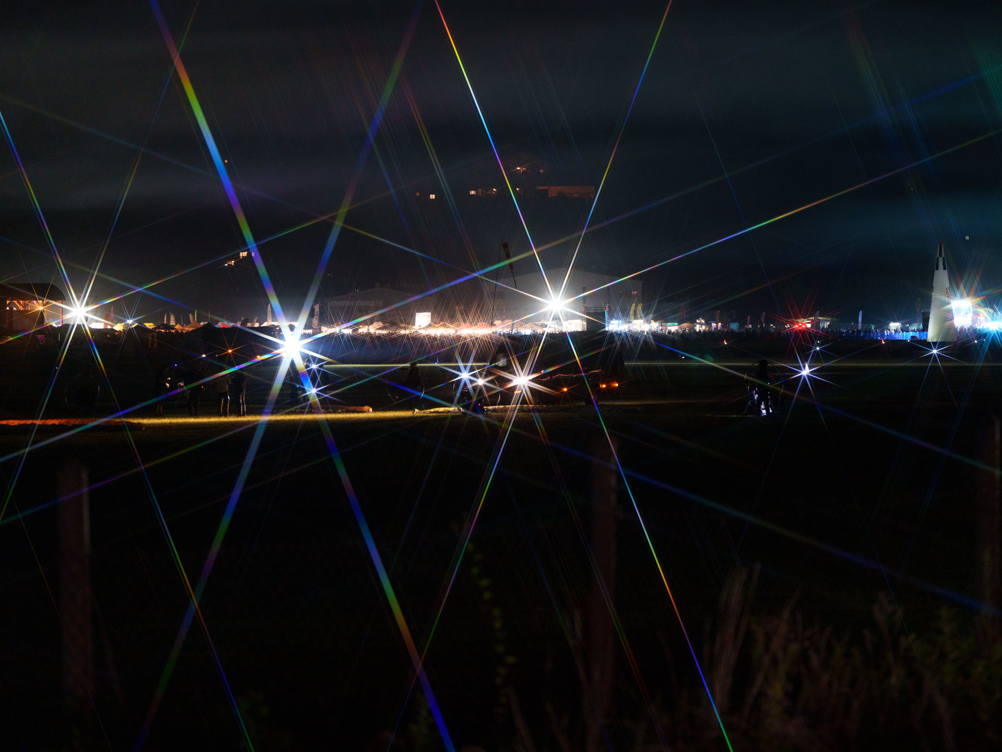 płyta lotniska w łososinie dolnej podczas nocnego air show